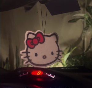 Ambientador con diseño de Hello Kitty colgado del espejo de un carro