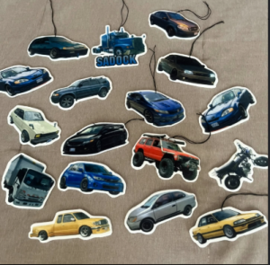 Más de una docena de ambientadores Flow Riders con diseños distintos: carros, camionetas, camión y moto